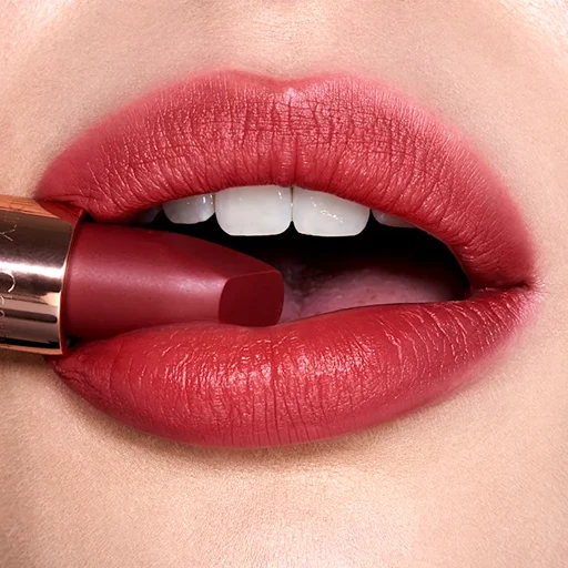 Charlotte Tilbury – Matte Revolution Lipstick – Walk of No Shame